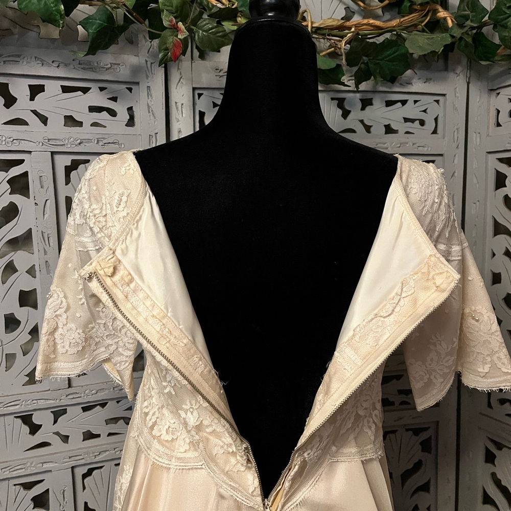 VINTAGE WILLIAM CAHILL BEVERLY HILLS RARE CHANTILLY LACE IVORY WEDDING DRESS - Picture 10 of 12